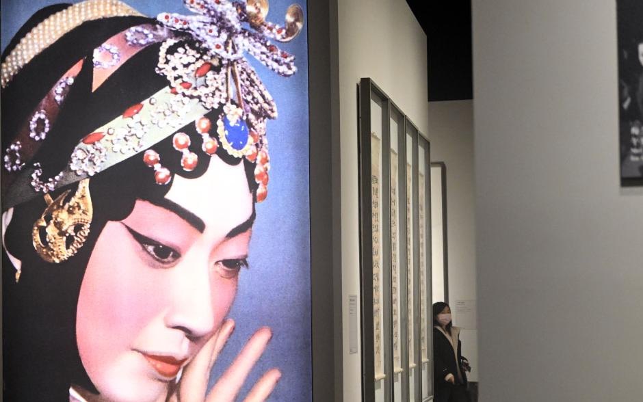 “梅澜芳华——梅兰芳艺术人生展”展厅，观众在参观大幅旦角戏装剧照（2022年1月20日，新华社记者金良快摄）