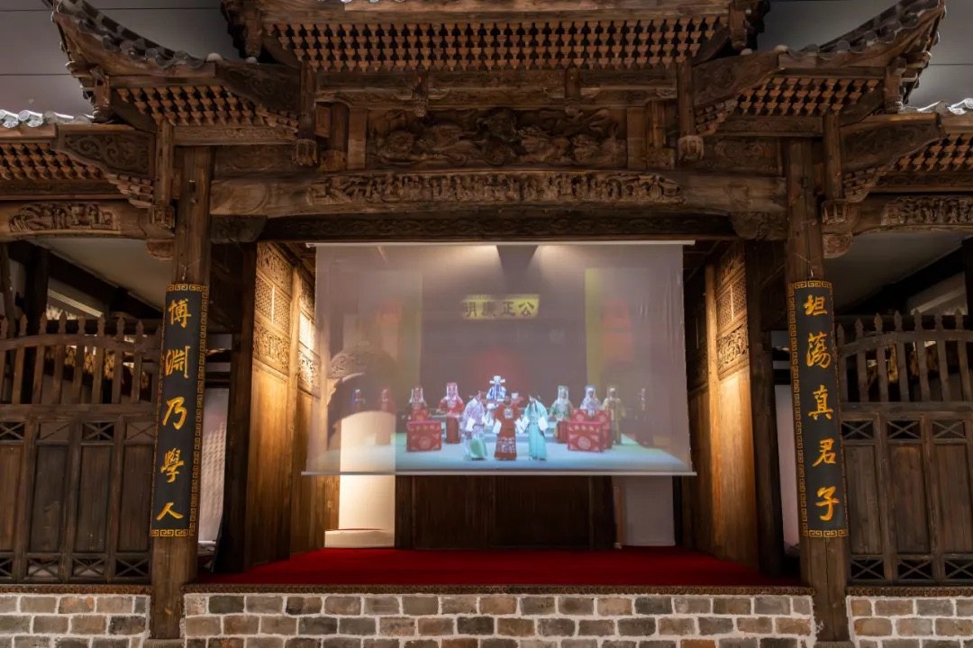 「气象万千——中国非遗保护实践主题展」搭建的徽州古戏台