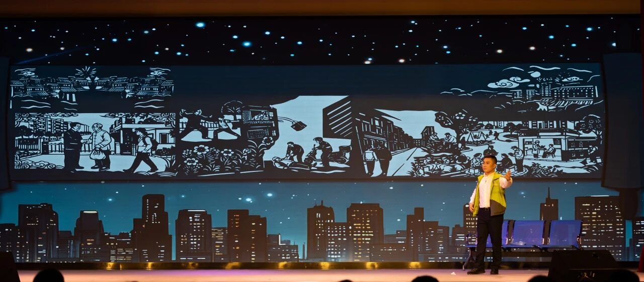 原创京剧《平凡之光》首演剧照：反光背心的外卖员形象（新就业群体）