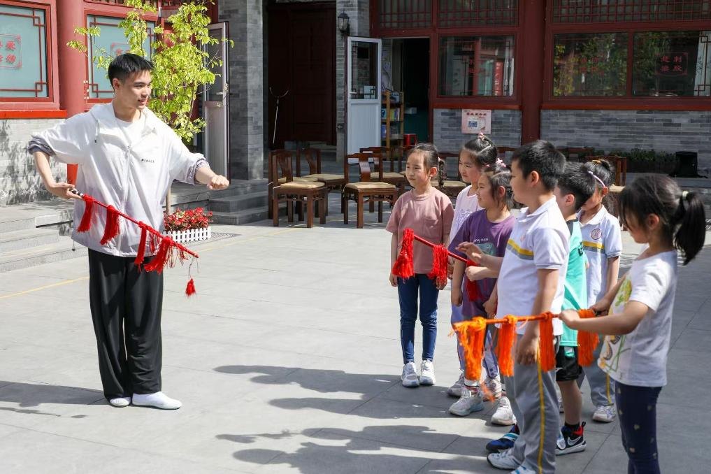 2024年5月,中国戏曲学院本科生走进北京西城区的北京师范大学京师附小给小朋友们进行戏曲知识科普(受访者供图)