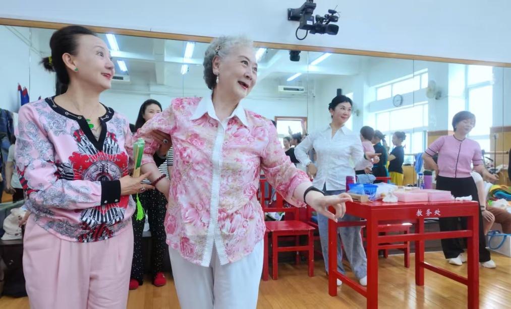 2025年6月,著名京剧表演艺术家刘长瑜在中国戏曲学院“刘长瑜花旦表演艺术人才培训”课堂授课(受访者供图)