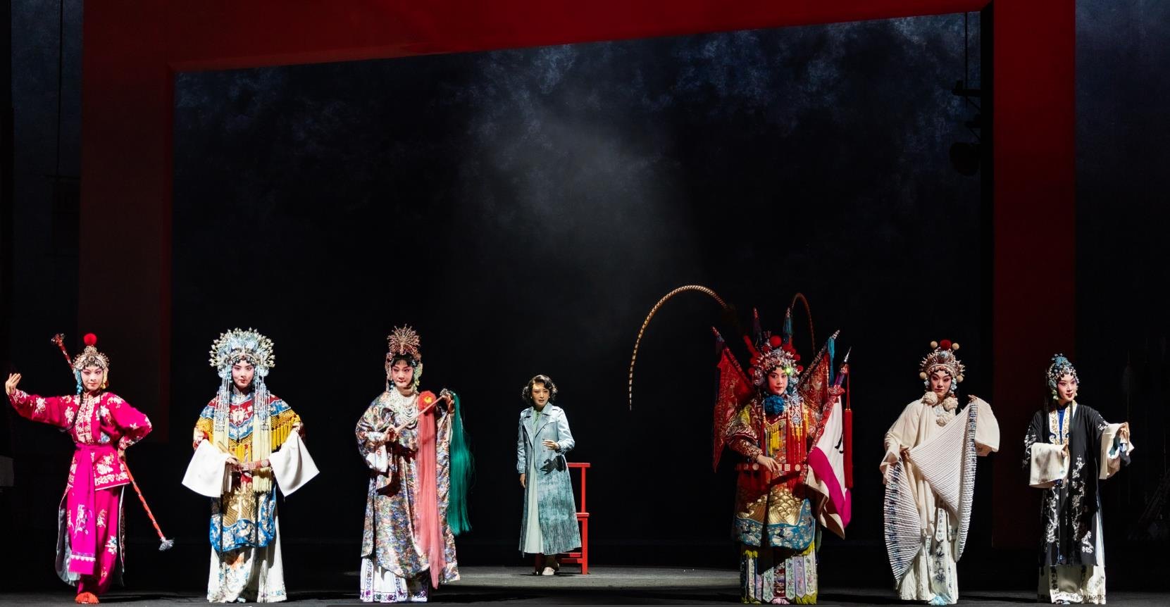 京剧舞台演出剧照：旦行人物群像（国家京剧院）