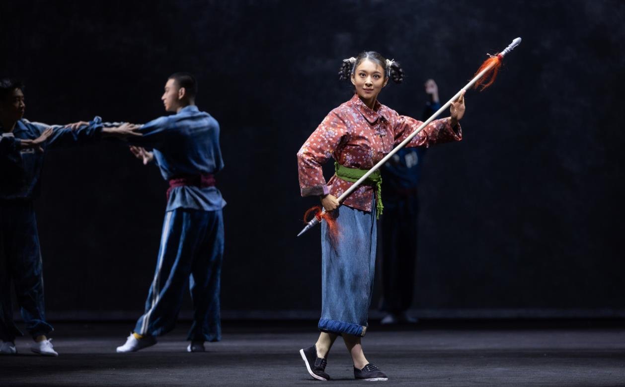 京剧舞台演出剧照：武旦持枪亮相（国家京剧院）