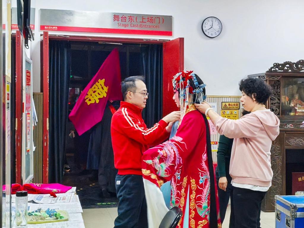 京剧演员在舞台上场门前备场（新华社发）