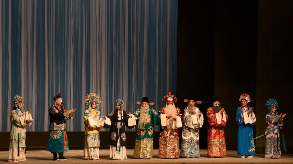 国家京剧院演员演出《大保国·探皇陵·二进宫》后谢幕（新华社记者刘斐摄）