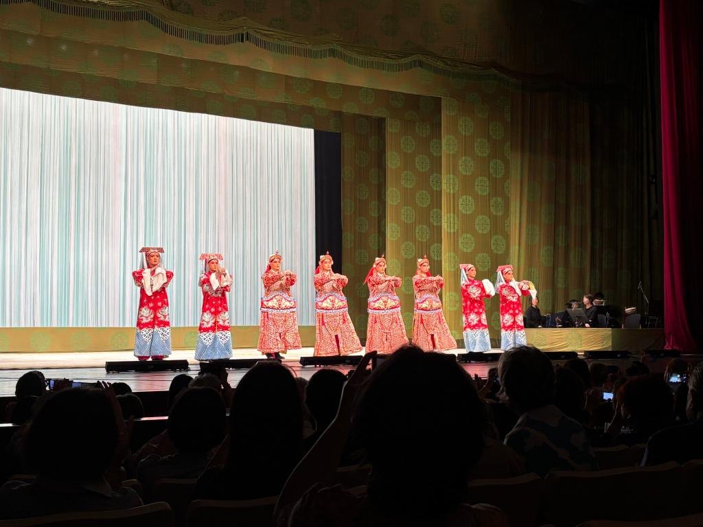 演员在演出结束后返场谢幕（新华社记者李悦摄）
