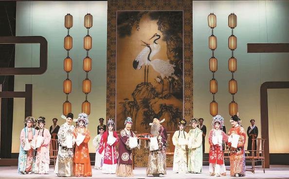 京剧演员吕耀瑶与琴师冯震宇在后台进行演出前的磨合（新华社记者杨湛菲摄）