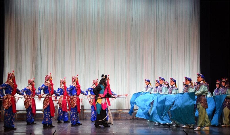 京剧《白蛇传》剧照：水斗一场水旗翻飞（人民网记者殷淼摄）