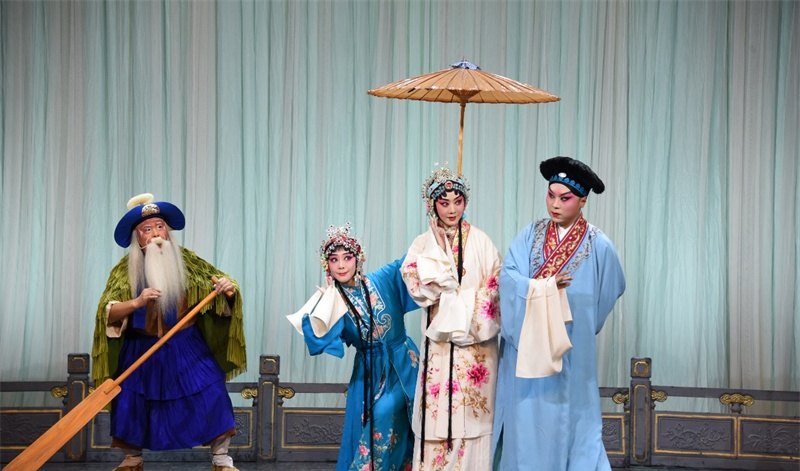 京剧《白蛇传》剧照：游湖一场的艄翁、许仙、白素贞与小青（人民网记者殷淼摄）
