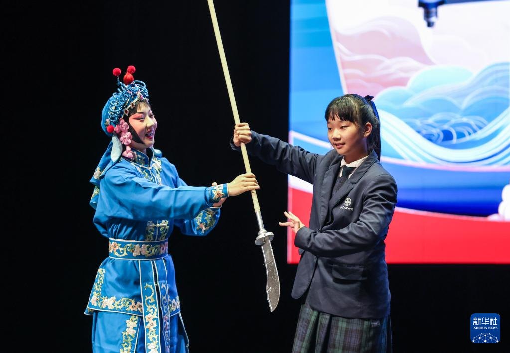 2025“知音湖北·京韵四海”新西兰奥克兰京剧专场演出间隙，观众上台体验京剧艺术