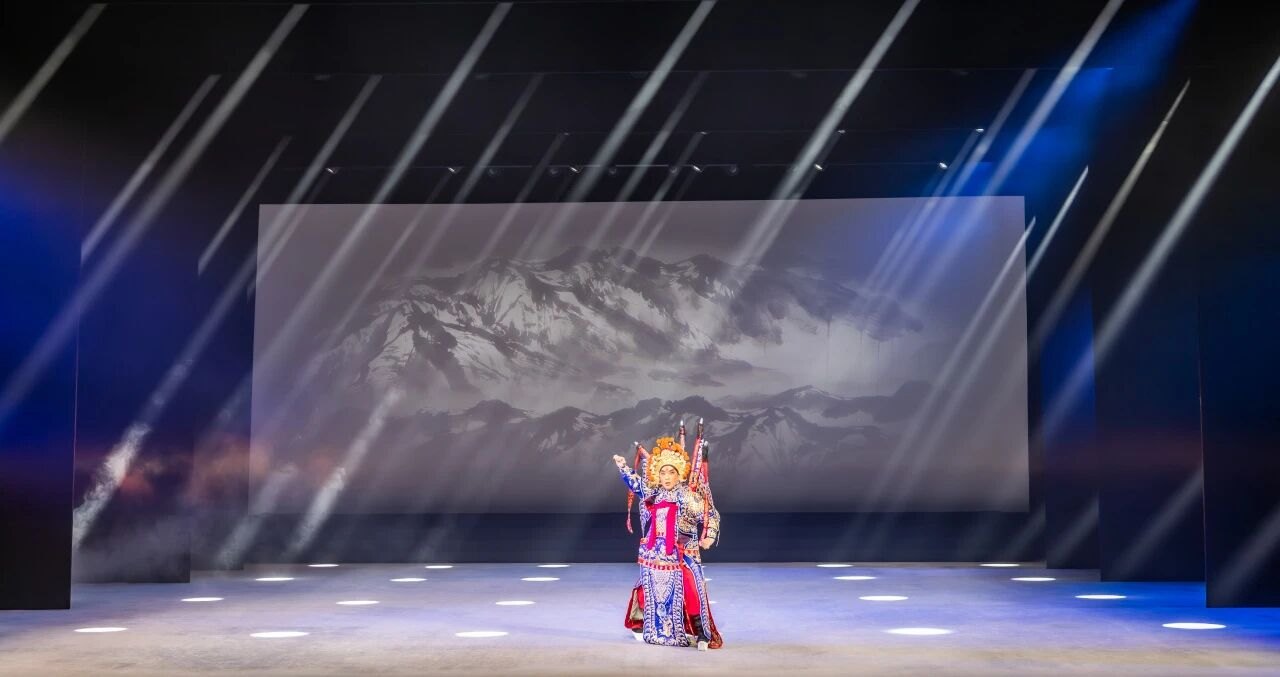 京剧《致·美》演出剧照:顶部光束与地面矩阵光斑,天幕投水墨山水