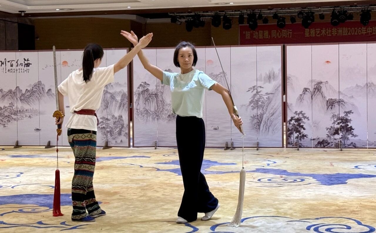 国家京剧院“京剧武旦人才培养班”集训现场：学员互相搭戏，排演《八仙过海》“对剑”片段