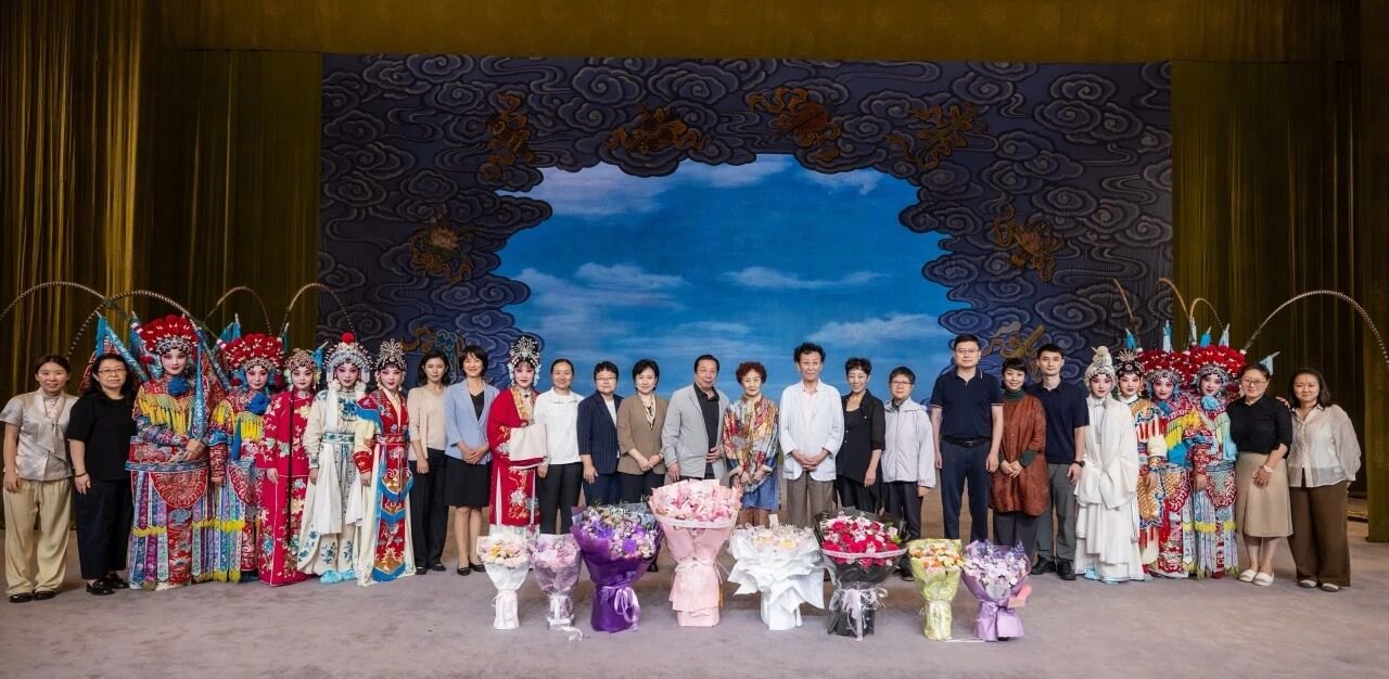 国家京剧院“京剧武旦人才培养班”结业汇报演出演职人员合影