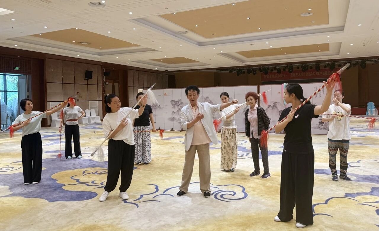 国家京剧院“京剧武旦人才培养班”罗田集训现场：老师带学员练功