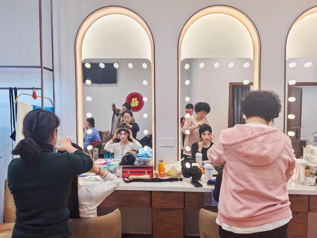 京剧后台：工作人员为演员做上台前妆容准备（新华社记者杨湛菲摄）