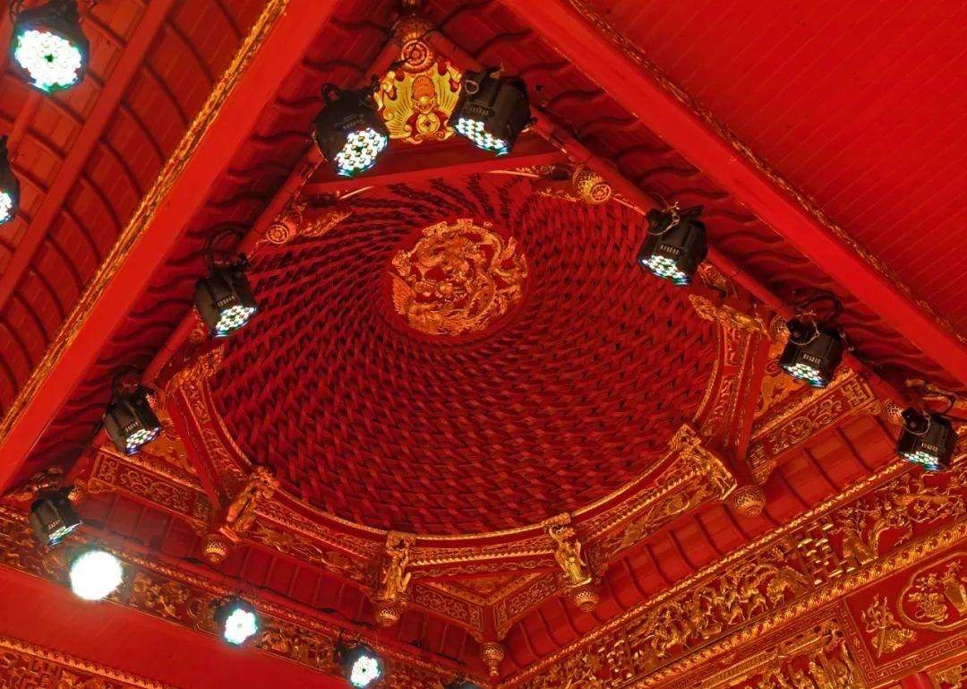 戏台明间上方藻井（自下而上由方井、八角井至圆井，起拢音作用）
