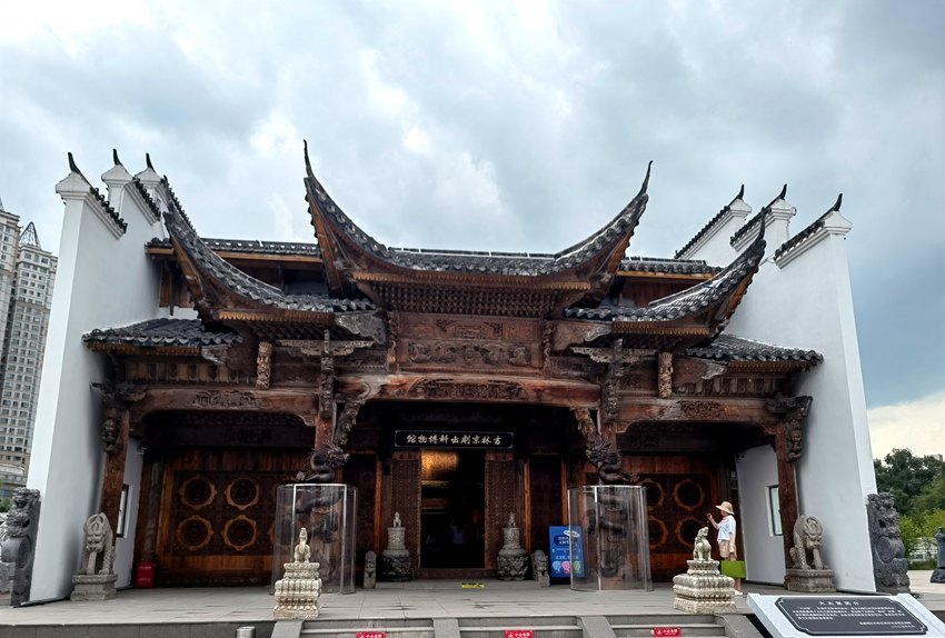 吉林京剧出科博物馆外景:徽派白墙黛瓦木雕门楼(人民网记者马俊华摄)