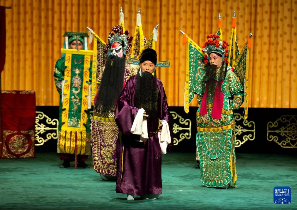 2025年9月,演员在石家庄人民会堂纪念活动现场表演京剧《龙凤呈祥》