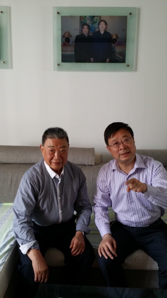 作者拜访宋长荣先生(背后是宋长荣与朱镕基同志合影)
