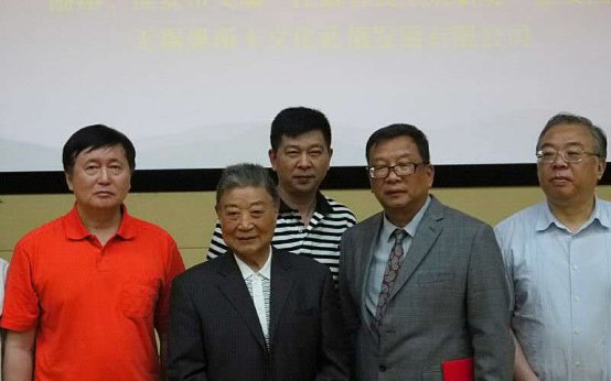 宋长荣与市委常委政法委书记张亚青(右一)、旅美画家段昭南(右二)等合影