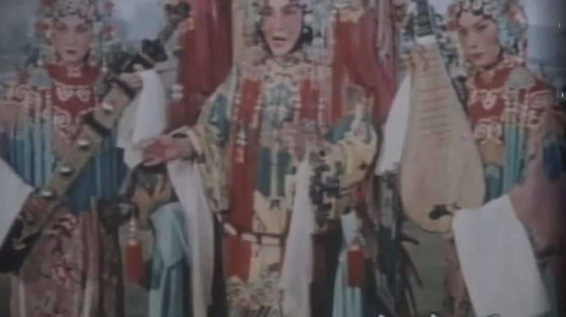 京剧《昭君出塞》（尚小云饰王昭君，侍女持琵琶、宫扇）