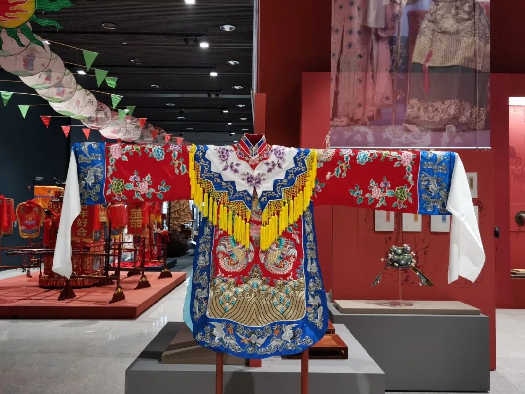 中国非物质文化遗产馆《气象万千》展展陈的“京剧青衣”戏装(馆方展陈照,器物类间接件,非时小福遗物/本人影像)