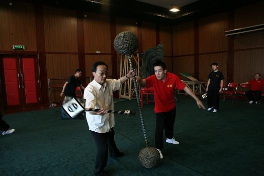 《大闹天宫》排练现场,李光为青年演员说戏
