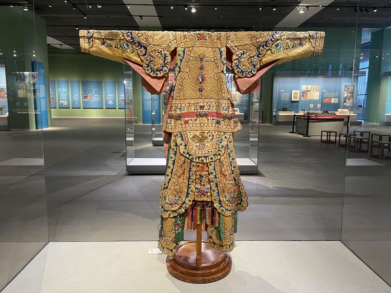 中国非物质文化遗产馆「粉墨传奇——中国传统戏曲艺术」展陈列的戏曲戏衣(龙纹蟒/靠类行头;馆方展陈照,行头类间接件,非李春来本人或遗物)