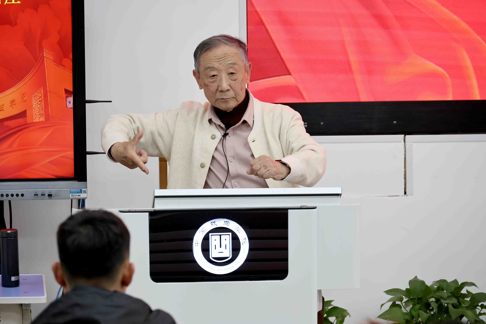 杨少春在讲座中结合戏曲程式技巧逐项讲解(中国戏曲学院第七届“青研班”,2024年4月9日)