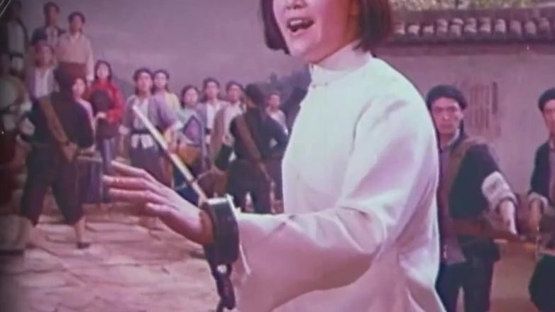 现代京剧《杜鹃山》中柯湘与群众的舞台场面(杨春霞饰柯湘)