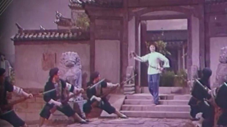 现代京剧《杜鹃山》柯湘立于庭院台阶的舞台场面(杨春霞饰柯湘)