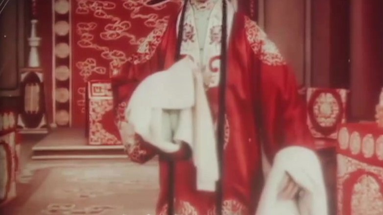 京剧《杨门女将》(1960年彩色舞台艺术片,杨秋玲饰穆桂英,寿堂近景)
