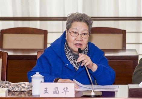 2015年国家京剧院京剧《杨门女将》表演人才培训班开班仪式上,王晶华在主席台发言(桌前摆“王晶华”名牌)