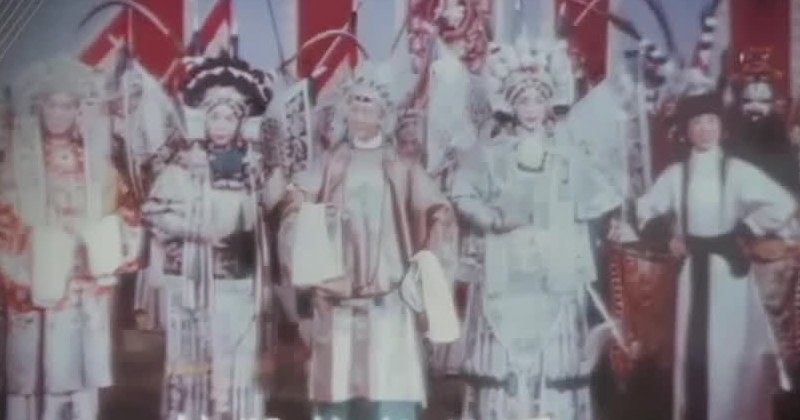 王晶华饰佘太君率杨门女将出征(群像)