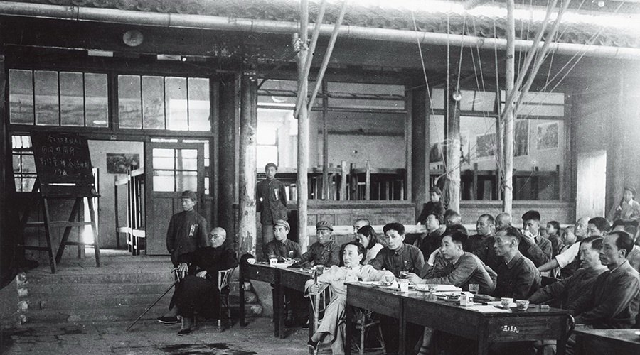 1950年,戏曲改进局戏曲实验学校,王瑶卿(前排中)、梅兰芳(右二)等在首届招生考试现场