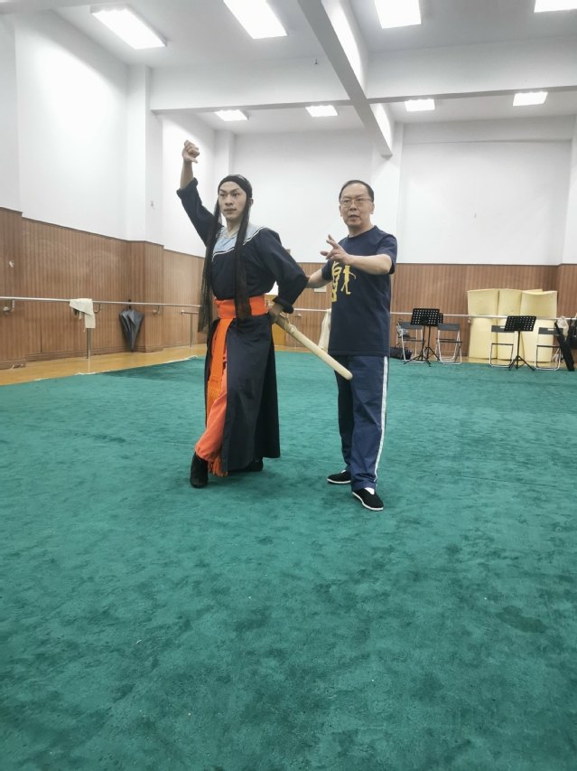 王立军在排练厅为学生示范把子功
