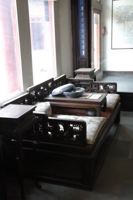 故宫博物院「戏曲馆」阅是楼「慈禧皇太后看戏景观(东次间前沿炕)」复原陈设(清宫观戏场所,非田桂凤本人影像)