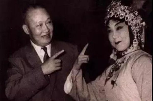 荀慧生（左，便装）与弟子张正芳（右，戏装）合影（受访者供图）