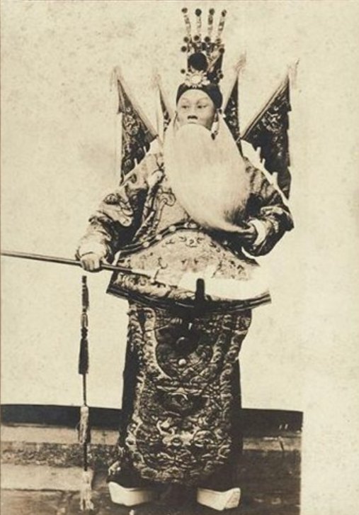 谭鑫培《定军山》剧照（扎靠、挂白髯、持刀，饰靠把老生黄忠；本人剧照）
