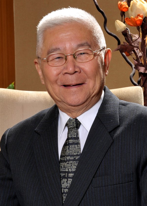 中国戏曲学院官网「非物质文化遗产项目代表性传承人」栏目所载钮骠肖像