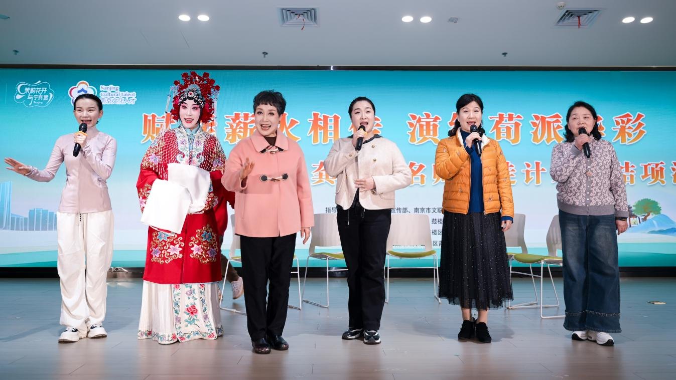 “龚苏萍名师带徒计划”结项汇报演出舞台合影(背景板:龚苏萍名师带徒计划结项汇报演出)