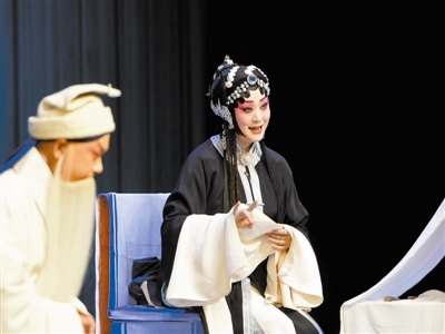 京剧《三娘教子》演出剧照:青衣扮王春娥、老生扮薛保同立舞台
