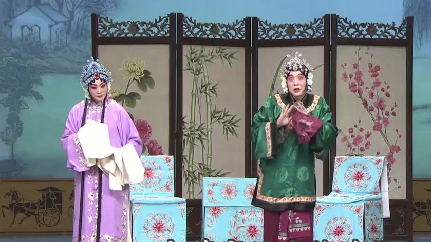 京剧《三娘教子》录像截帧:三个旦角同场(左青衣、中老旦、右花旦扮相)