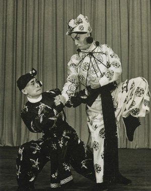 京剧《三岔口》短打对打(国家京剧院官网剧目页所载黑白剧照)