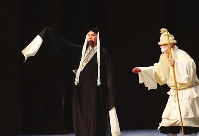 京剧《乌盆记》演出照:刘世昌与张别古(2024年9月天津中华剧院演出,张克饰刘世昌、石晓亮饰张别古)