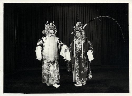京剧《九江口》黑白舞台照:张定边(左,净)与华云龙(右,小生,戴雉翎)