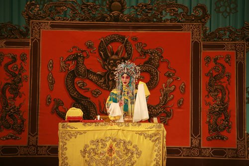 京剧《二进宫》剧照:旦角(凤冠、黄蟒、玉带)端坐桌后,桌前陈设印信
