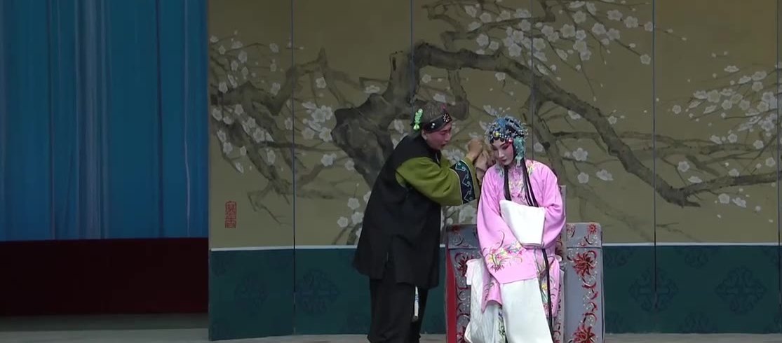 京剧《六月雪》剧照:窦娥(吕耀瑶饰,右)与同场角色(央视《空中剧院》播出录像抽帧)