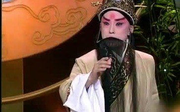 京剧《兵圣孙武》选段:孙武(于魁智饰)近景抚髯演唱(央视《于魁智专辑》所播录像截帧)