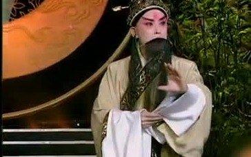 京剧《兵圣孙武》选段:孙武(于魁智饰)拱手抱袖演唱(央视《于魁智专辑》所播录像截帧)